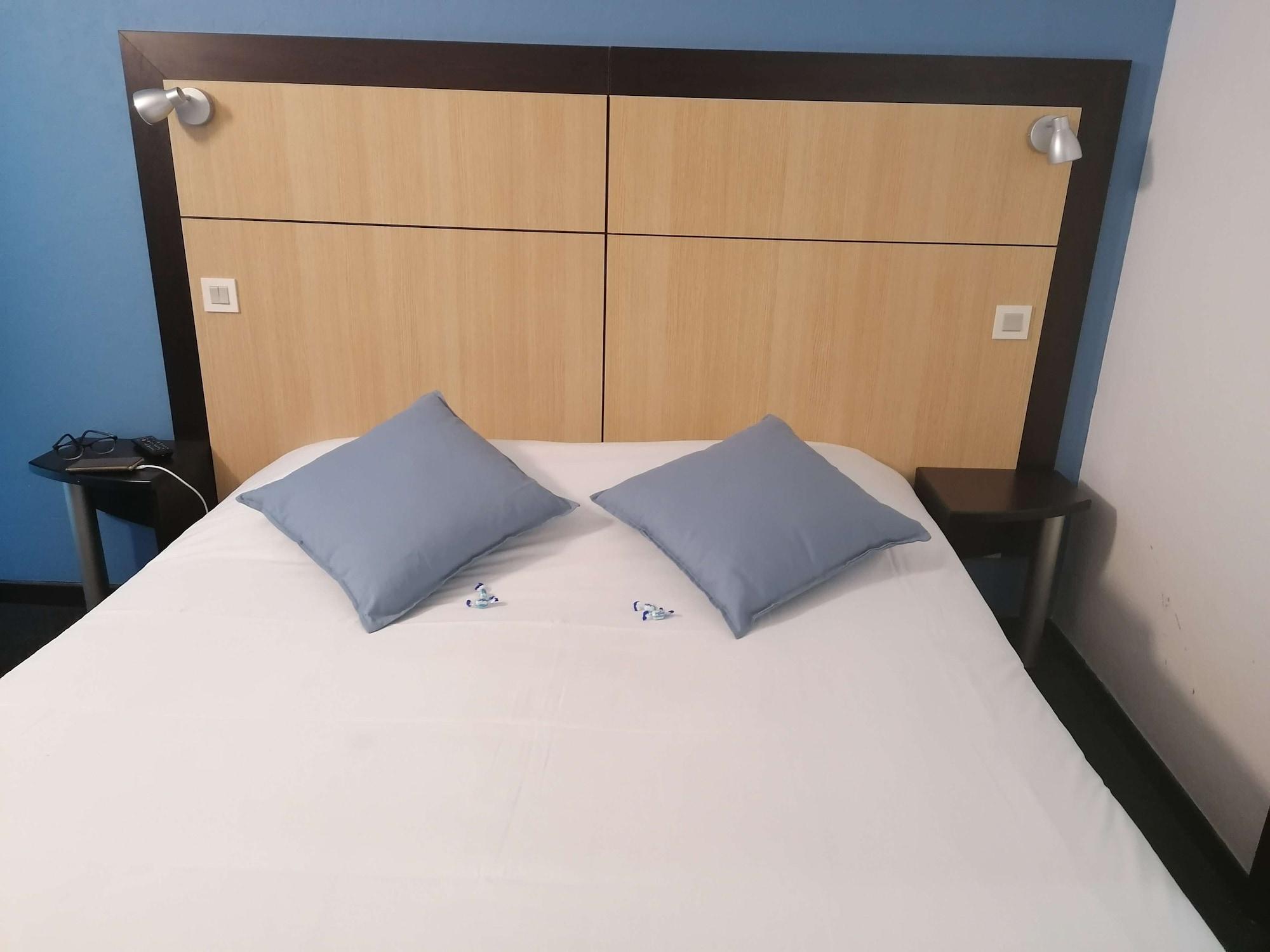 Enzo Hotels Vierzon By Kyriad Direct Exteriör bild